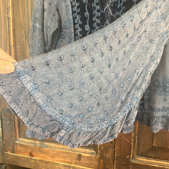 Tunic one size but it fits me and I wear med and large - Picture 3 of 3